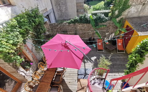 Le Patio: Pflanze, Gebäude, Fenster, Regenschirm, Urban Design, Biome, Öffentlicher Raum, Freizeit, Tönungen Und Schatten
