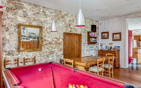 Le Patio: Billiard-Tisch, Möbel, Eigentum, Bilderrahmen, Schwimmbad, Tabelle, Billiard Raum, Billard, Erholungsraum