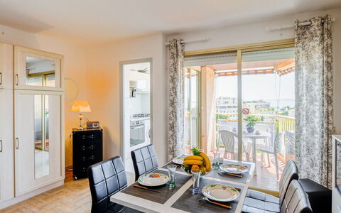 Le Baccara: Eigentum, Möbel, Tabelle, Stuhl, Bilderrahmen, Interior Design, Wohnzimmer, Tür, Holz, Fussboden