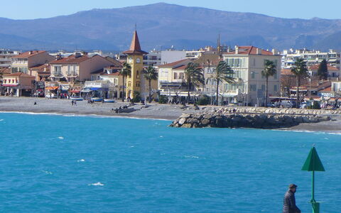 Cagnes-Sur-Mer 137: Wasser, Himmel, Gebäude, Blau, Azurblau, Berg, Küsten Und Ozeanische Forms, Gewässer, Turm