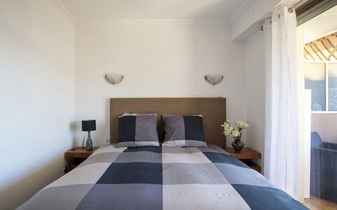 Cagnes-Sur-Mer 137: Bett, Möbel, Bedding, Schlafzimmer, Bettdecke, Interior Design, Wand, Fussboden, Linens, Decke