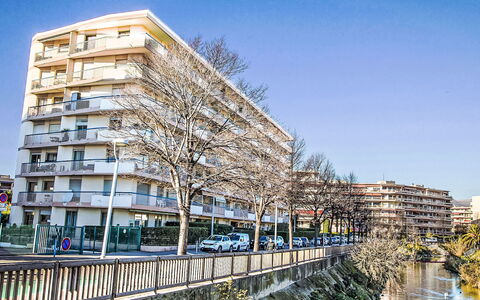 Cagnes-Sur-Mer 137: Daytime, Gebäude, Wohnung, Stadt, Nachbarschaft, Wohngebiet, Eigentumswohnung, Metropolitan Area, Geschäftshaus