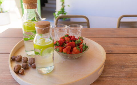 Villa Radovani: Essen, Tabelle, Geschirr, Flasche, Pflanze, Natural Foods, Dishware, Zutat, Obst