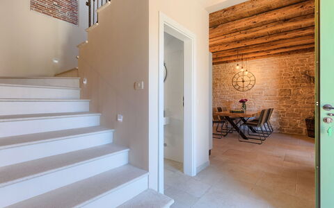 Villa Radovani: Eigentum, Holz, Treppe, Gebäude, Interior Design, Flooring, Die Architektur, Fussboden, Halle, Wand