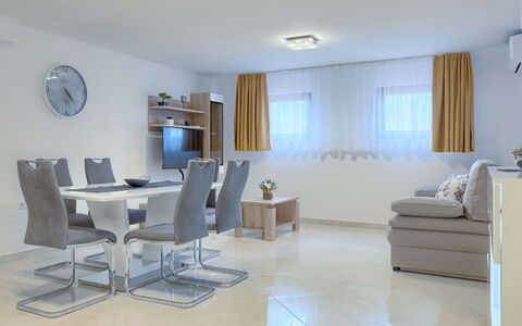 Meden: Zimmer, Eigentum, Möbel, Interior Design, Wohnzimmer, Gebäude, Fussboden, Tabelle, Haus, Grundeigentum