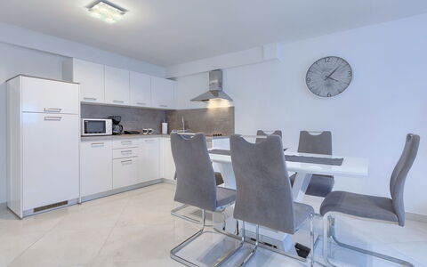 Meden: Zimmer, Eigentum, Interior Design, Möbel, Gebäude, Decke, Fussboden, Tabelle, Design, Haus
