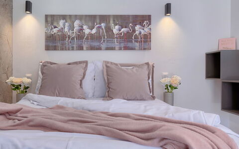Ivanka: Schlafzimmer, Bettdecke, Bett, Bedding, Möbel, Zimmer, Bettrahmen, Wand, Rosa, Interior Design