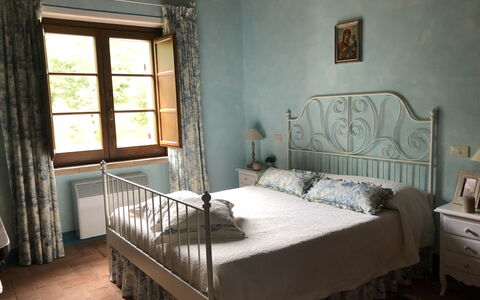 Beautiful Stone Country Villa: Bett, Schlafzimmer, Möbel, Zimmer, Eigentum, Bettrahmen, Fussboden, Interior Design, Bettdecke, Matratze