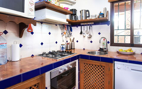 La Cordobilla: Cabinetry, Countertop, Zapfhahn, Fenster, Sinken, Herd, Bilderrahmen, Küche, Küchengerät, Interior Design