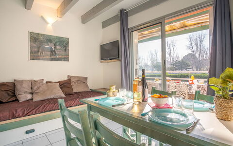 Bastide de L'Olivier: Pflanze, Himmel, Pflanzengemeinschaft, Wolke, Baum, Grundstueck, Vegetation, Natürliche Landschaft, Gras, Strauch