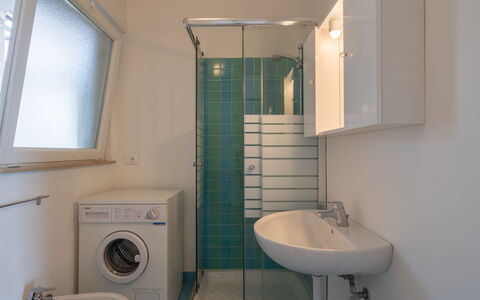 Terrazzo sul Mare: Badezimmer, Zimmer, Eigentum, Toilette, Armatur, Fliese, Toilleten Sitz, Bad Zubehör, Die Architektur, Wäschekammer