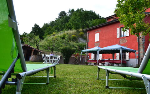 Agriturismo Il Giaggiolo without Pool: Freizeit, Öffentlicher Raum, Gras, Baum, Tabelle, Haus, Spielplatz, Möbel, Hinterhof, Erholung