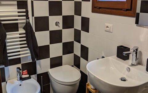 Agriturismo Il Giaggiolo without Pool: Badezimmer, Eigentum, Toilette, Zimmer, Wand, Fliese, Bad Sink, Toilleten Sitz, Armatur, Interior Design