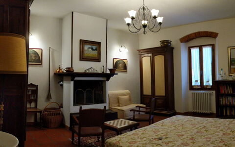 Agriturismo Il Giaggiolo without Pool: Zimmer, Möbel, Interior Design, Eigentum, Gebäude, Decke, Beleuchtung, Light Fixture, Wohnzimmer, Wand