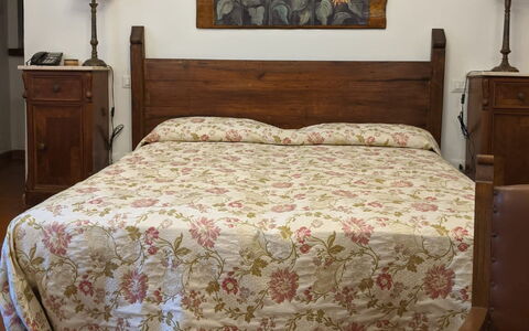 Agriturismo Il Giaggiolo without Pool: Schlafzimmer, Bett, Möbel, Bettdecke, Zimmer, Bedding, Bettrahmen, Matratze, Fussboden, Eigentum
