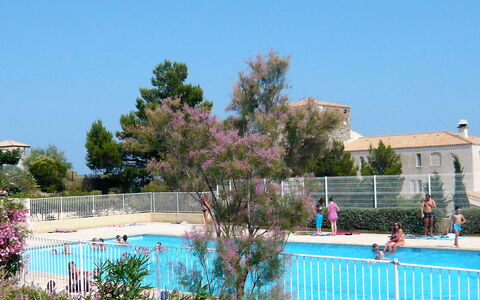Saint Pierre la Mer 400: Wasser, Himmel, Pflanze, Gebäude, Baum, Azurblau, Schwimmbad, Haus, Zaun, Freizeit
