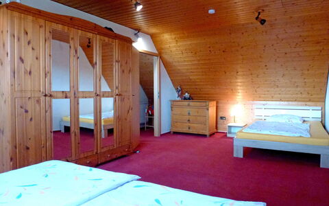 Schmetterlingsgarten: Zimmer, Schlafzimmer, Eigentum, Möbel, Bett, Gebäude, Decke, Interior Design, Haus, Fussboden