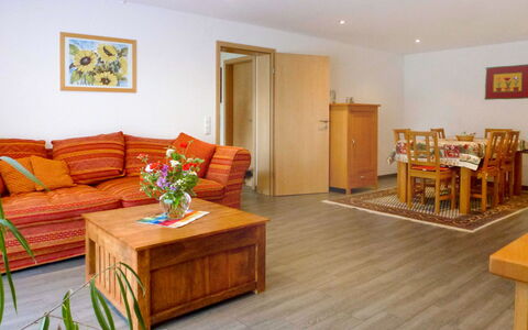 Schmetterlingsgarten: Zimmer, Möbel, Eigentum, Fussboden, Wohnzimmer, Interior Design, Gebäude, Haus, Holzboden, Decke