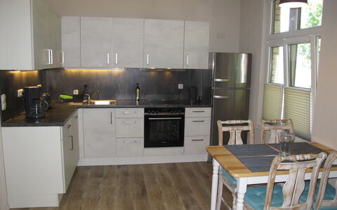 Helene: Zimmer, Möbel, Küche, Eigentum, Countertop, Cabinetry, Fussboden, Holzboden, Interior Design, Gebäude