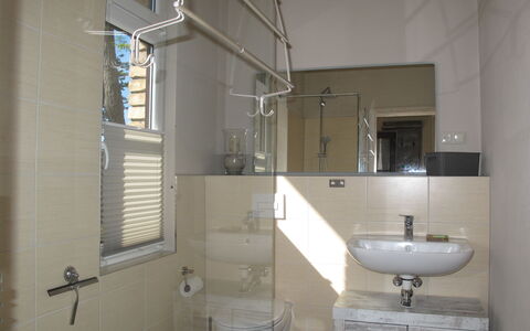 Helene: Badezimmer, Eigentum, Zimmer, Armatur, Badezimmerschrank, Bad Zubehör, Wand, Die Architektur, Fliese, Haus