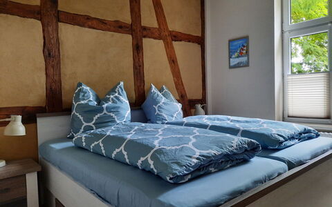 Helene: Schlafzimmer, Bett, Möbel, Bedding, Matratze, Zimmer, Bettdecke, Eigentum, Bettrahmen, Wand