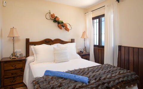 Ariadna: Schlafzimmer, Bett, Zimmer, Möbel, Eigentum, Bettrahmen, Bettdecke, Bedding, Interior Design, Decke