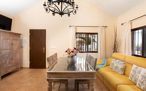 Ariadna: Zimmer, Eigentum, Interior Design, Möbel, Wohnzimmer, Gebäude, Wand, Decke, Fussboden, Gelb