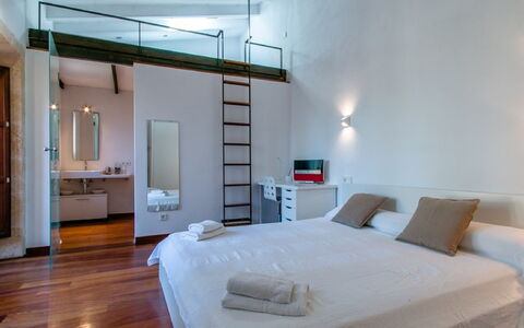 Sa Muralla: Schlafzimmer, Möbel, Zimmer, Bett, Eigentum, Interior Design, Bettrahmen, Bettdecke, Gebäude, Decke