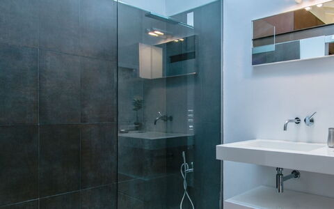 Sa Muralla: Spiegel, Zapfhahn, Armatur, Sinken, Bad Sink, Eigentum, Gebäude, Badezimmer, Interior Design, Lila