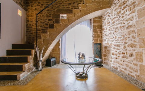 Sa Muralla: Eigentum, Gebäude, Holz, Interior Design, Tabelle, Fussboden, Flooring, Wohnzimmer, Mauerwerk, Halle