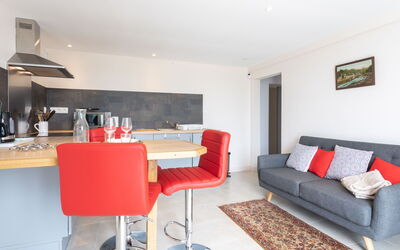 Villa les Buissonnets 130.2: Zimmer, Eigentum, Möbel, Rot, Interior Design, Wohnzimmer, Gebäude, Haus, Tabelle, Gelb