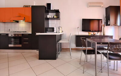 Rosapanna 900.1: Cabinetry, Countertop, Tabelle, Gebäude, Herd, Küchengerät, Haushaltsgerät, Holz, Küche, Fussboden