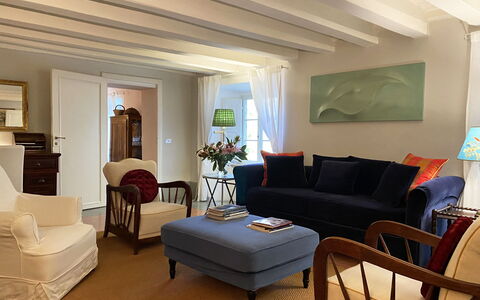 Il Mezzanino: Wohnzimmer, Zimmer, Möbel, Interior Design, Eigentum, Gebäude, Decke, Fussboden, Tabelle, Wand