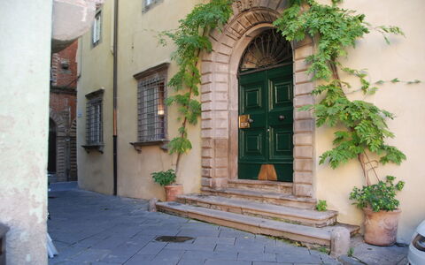 Il Mezzanino: Eigentum, Gebäude, Grundeigentum, Die Architektur, Nachbarschaft, Fassade, Haus, Bogen, Hof, Tür