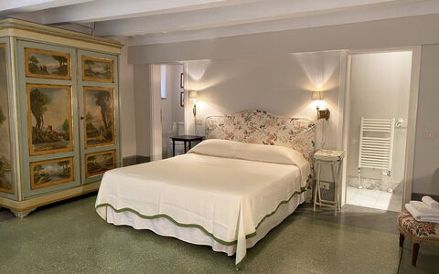 Il Mezzanino: Schlafzimmer, Möbel, Bett, Zimmer, Bettrahmen, Bettdecke, Eigentum, Bedding, Matratze, Interior Design