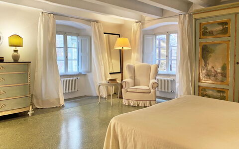 Il Mezzanino: Zimmer, Möbel, Eigentum, Interior Design, Decke, Bett, Schlafzimmer, Gebäude, Fussboden, Gelb