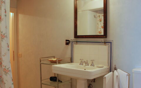 Il Mezzanino: Badezimmer, Zimmer, Eigentum, Interior Design, Armatur, Die Architektur, Wand, Sinken, Gebäude, Bad Sink