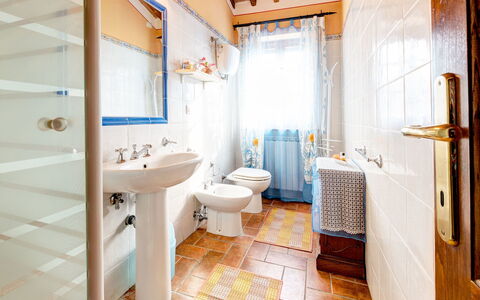 Casale Valdichiana: Badezimmer, Eigentum, Zimmer, Interior Design, Gebäude, Grundeigentum, Haus, Fussboden, Möbel, Die Architektur