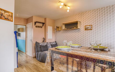 Le Gambetta: Eigentum, Cabinetry, Möbel, Bilderrahmen, Countertop, Holz, Deckenventilator, Interior Design, Tabelle, Flooring