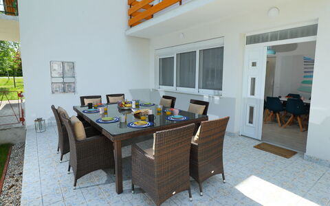 Pixie: Eigentum, Zimmer, Haus, Gebäude, Tabelle, Esszimmer, Möbel, Grundeigentum, Interior Design, Zuhause