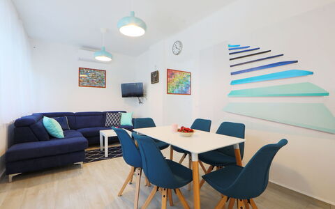 Pixie: Zimmer, Möbel, Interior Design, Blau, Eigentum, Tabelle, Türkis, Fussboden, Grundeigentum, Wohnzimmer