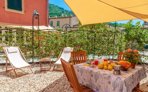 Portovecchio Apartments - Levanto: Eigentum, Grundeigentum, Haus, Gebäude, Zimmer, Gelb, Urlaub, Estate, Resort, Zuhause