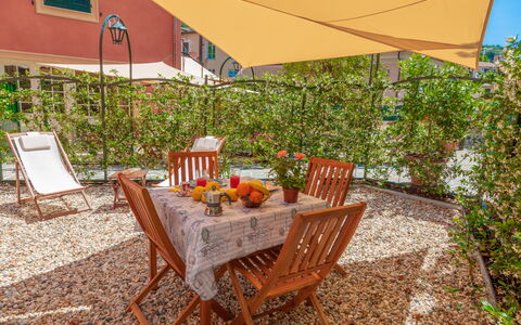 Portovecchio Apartments - Levanto: Eigentum, Grundeigentum, Haus, Zimmer, Möbel, Hinterhof, Gebäude, Tabelle, Zuhause, Terrasse