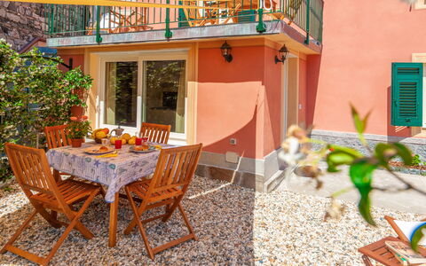 Portovecchio Apartments - Levanto: Eigentum, Zimmer, Haus, Gebäude, Grundeigentum, Tabelle, Möbel, Esszimmer, Zuhause, Terrasse
