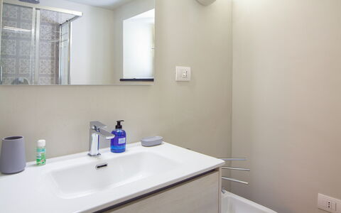 Portovecchio Apartments - Levanto: Armatur, Bad Sink, Badezimmer, Interior Design, Flooring, Fussboden, Sinken, Badezimmerschrank, Zapfhahn, Spiegel