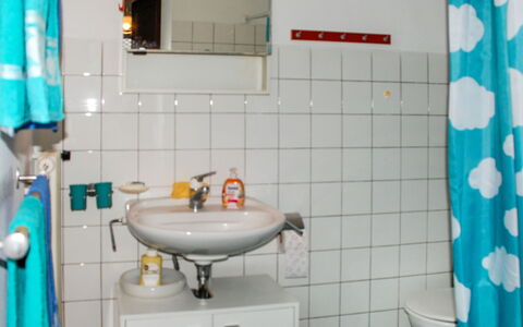 Verzaschina: Spiegel, Zapfhahn, Sinken, Eigentum, Armatur, Bad Sink, Blau, Grün, Lila, Badezimmer
