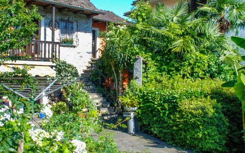 Verzaschina: Pflanze, Gebäude, Eigentum, Fenster, Blume, Grün, Natur, Azurblau, Botanik, Haus