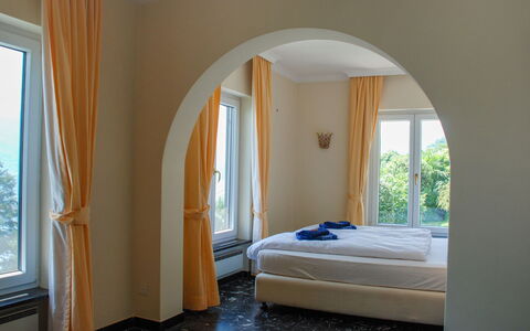 Panorama Lakeview Lago Maggiore: Zimmer, Schlafzimmer, Möbel, Bett, Eigentum, Wand, Interior Design, Decke, Fussboden, Bettrahmen
