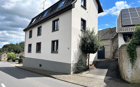 Nürburgblick: Wolke, Himmel, Pflanze, Gebäude, Eigentum, Fenster, Haus, Strassenbelag, Wohngebiet, Nachbarschaft