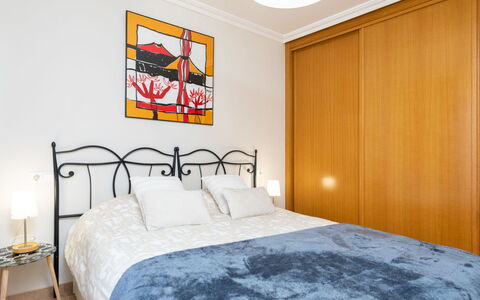 Sunny Tejita: Schlafzimmer, Bett, Möbel, Zimmer, Eigentum, Bettdecke, Bettrahmen, Interior Design, Bedding, Wand